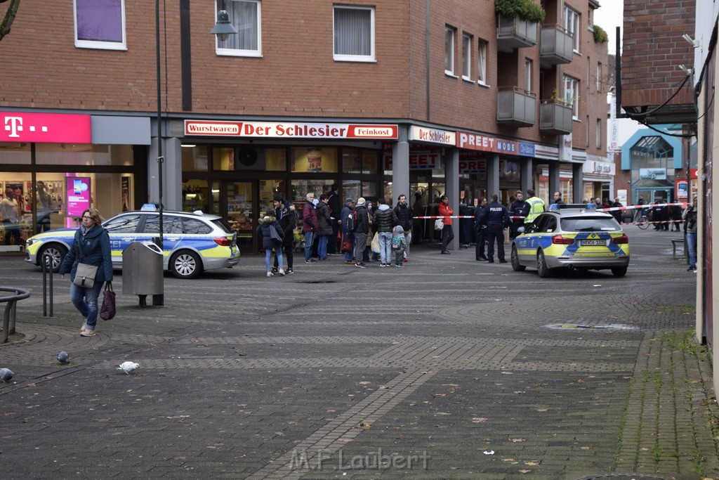 Einsatz BF Koeln Messerstecherei Koeln Porz Josefstr P09.JPG - Miklos Laubert